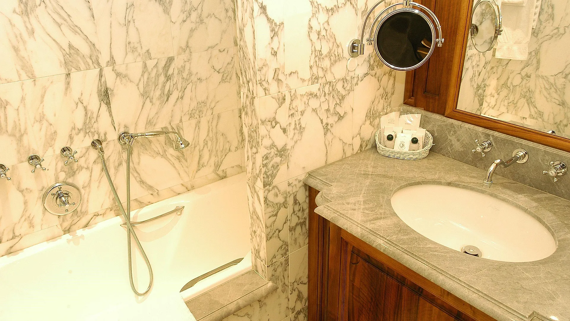 Hotel Chambiges Elysées Parigi